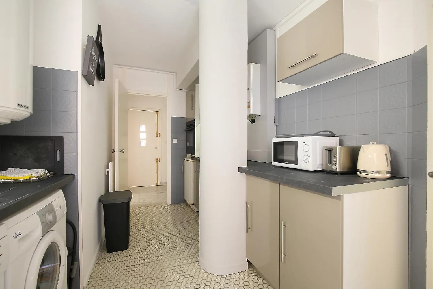 Le Jaune Place Saint Georges 100M Parking Terrasse Toulouse France
